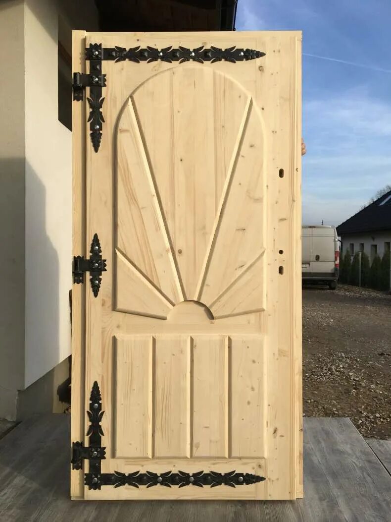Купить дверь деревянную входную в дом. Деревянная дверь. Двери наружные деревянные. Дверь входная деревянная. Дверь в баню деревянная входная.