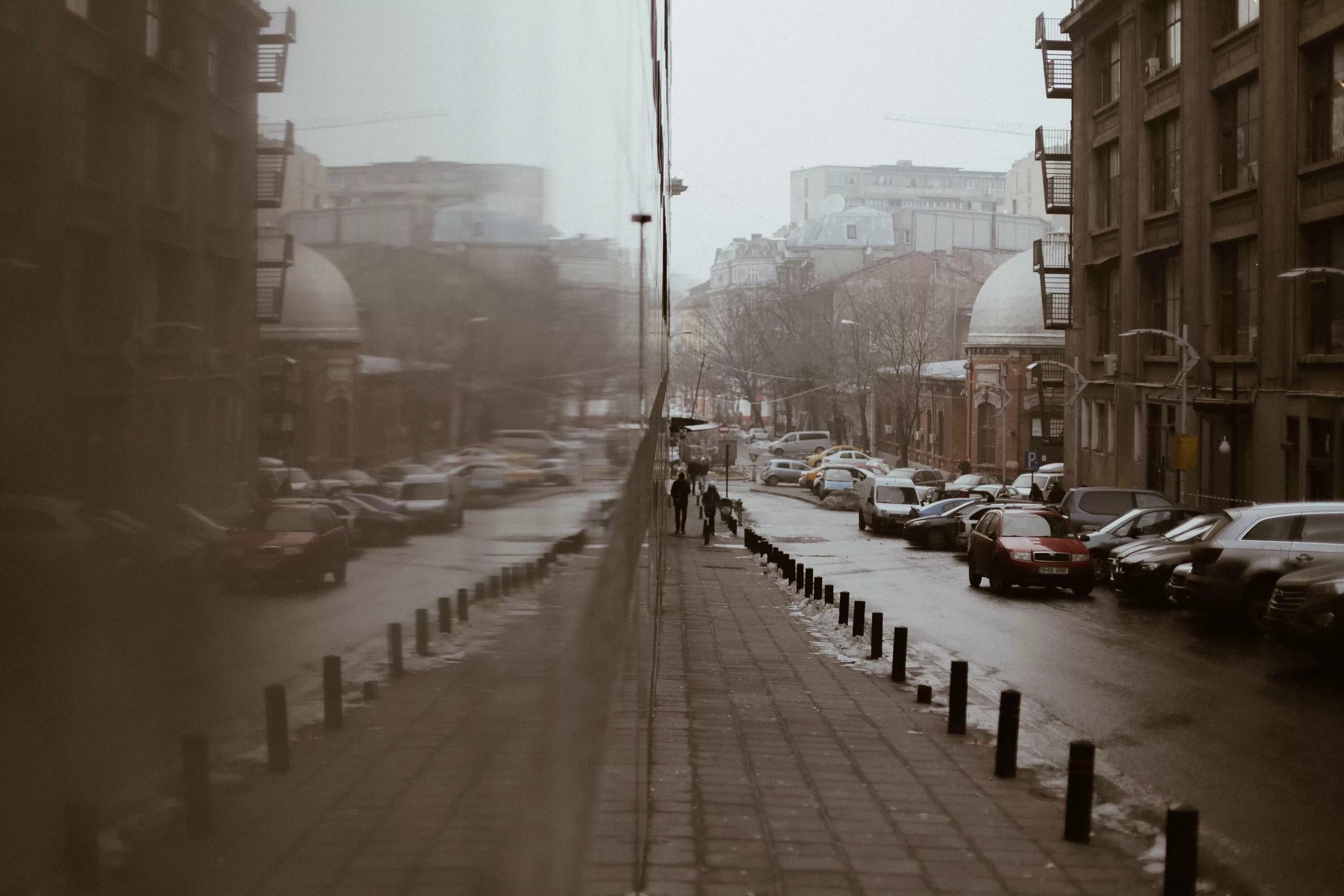 Звук улицы утром. Улица в тумане. Улицы Бухареста. Утренние дождливые улицы. Бухарест дождь.