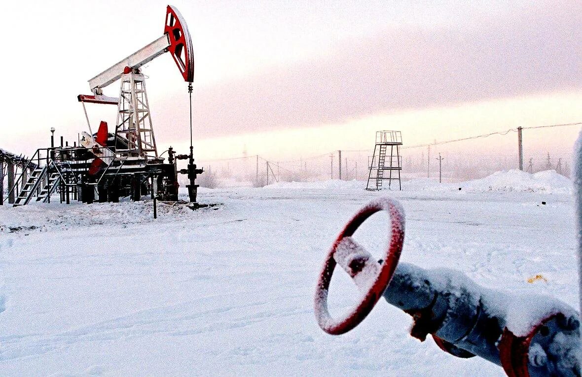 Добыча января. Добыча нефти. Добыча газа в тундре. Месторождение зимой. Нефтяники зимой.