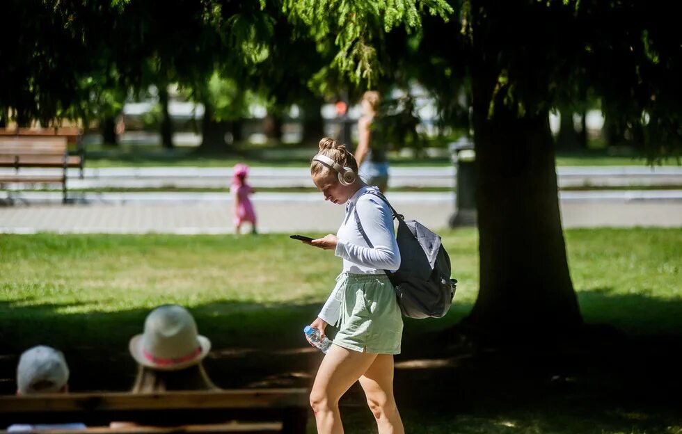 Екатеринбург лето жара. Девушки в парках в жару. Девушка в летнем парке. Девушки в летнюю жару.