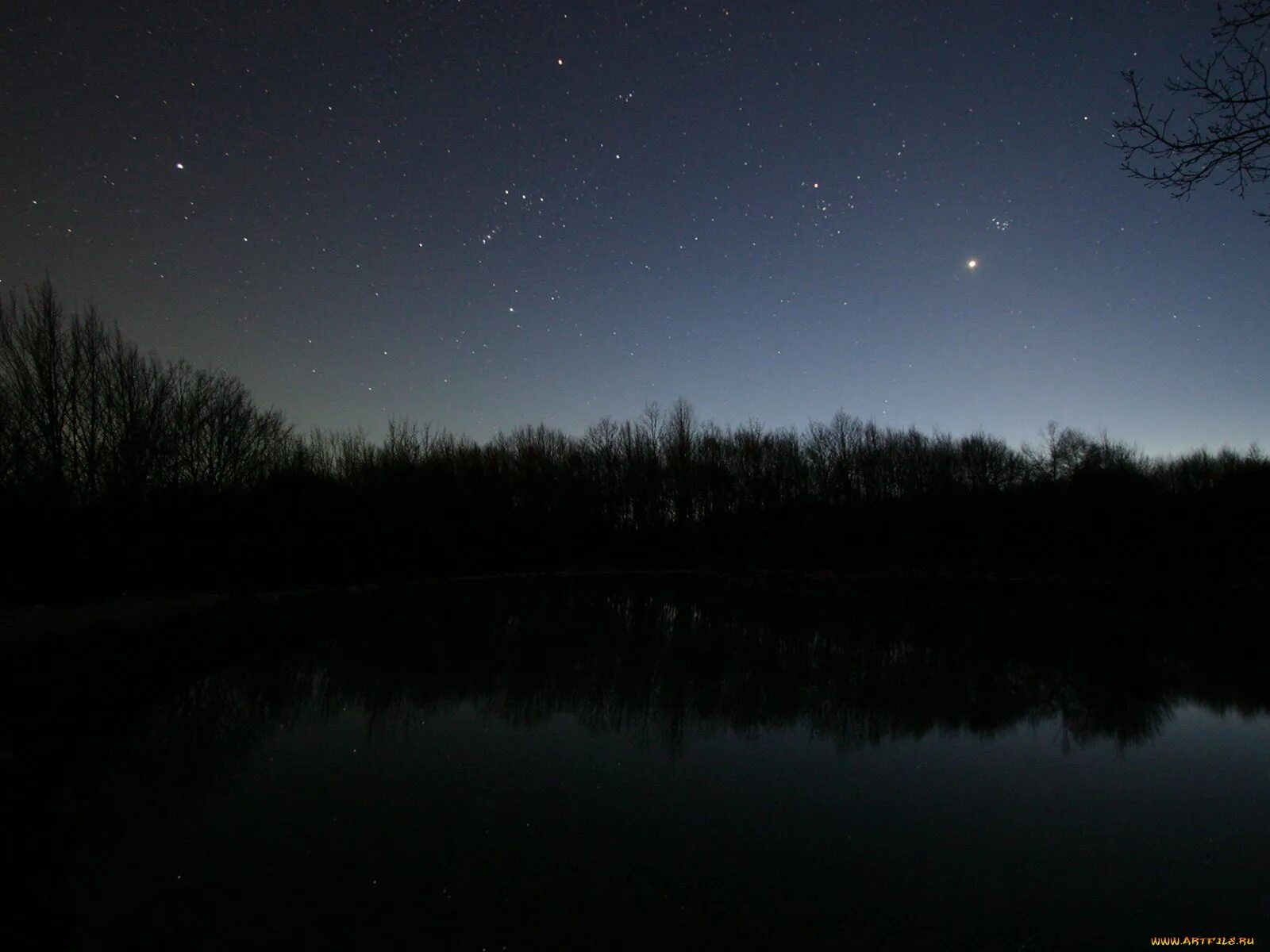 4 вечера темно. Ночное озеро. Темный вечер. Звезды над озером. Ночное небо.