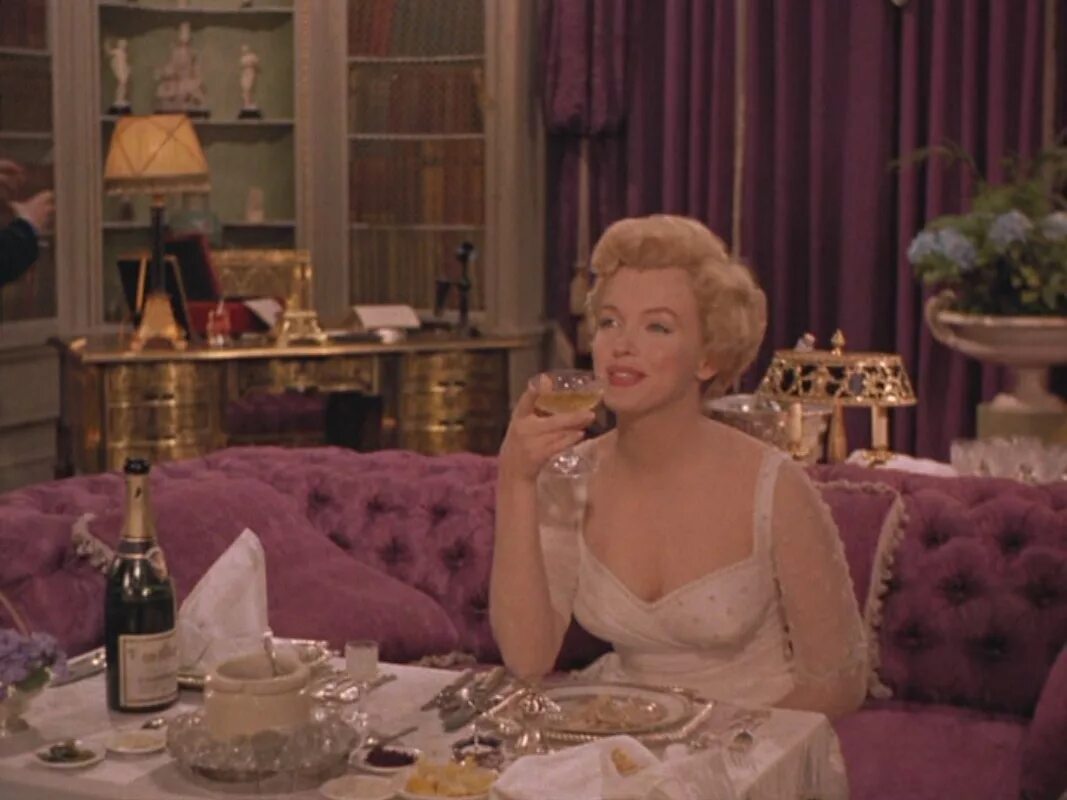 It was quite good. Принц и танцовщица фильм 1957. Принц и танцовщица фильм. Мэрилин Монро в фильме принц и танцовщица. Гифки Мерлин Монро принц и танцовщица.