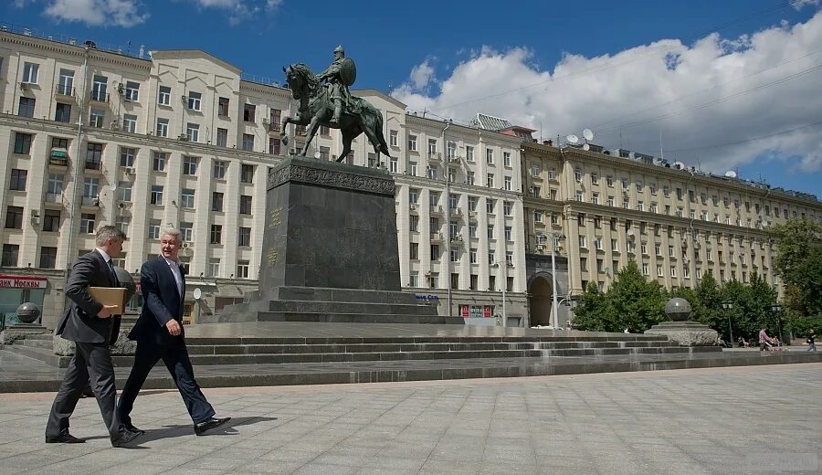 напротив мэрии москвы. напротив мэрии москвы. ярмарка напротив мэрии москвы. памятник юрию долгорукому в москве напротив мэрии. площадь напротив мэрии москвы.