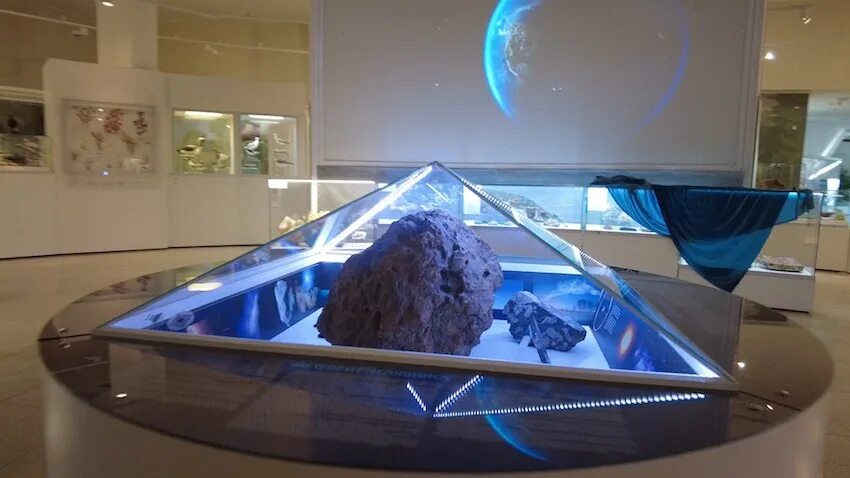 Метеорит изменил его. Челябинский метеорит. метеорит в музее челябинска. падение метеорита челябинск. метеорит в челябинске фото.