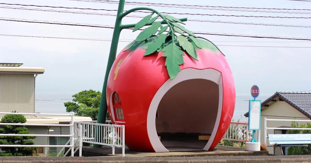 Автобус плодовое. Остановки в виде фруктов в Японии. Автобусные остановки в Японии. Россошь остановка яблоко.