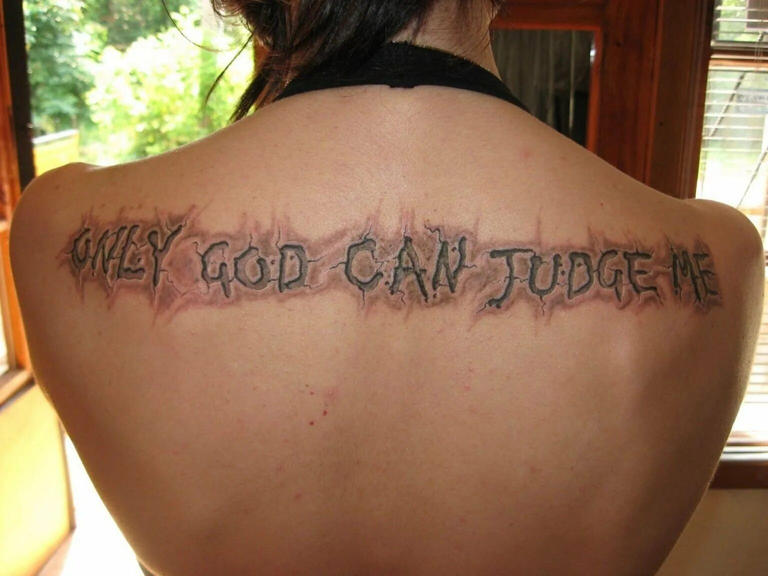 божий на латыни. божий на латыни. тату на латыни. тату надпись на руке. тату надпись на спине.