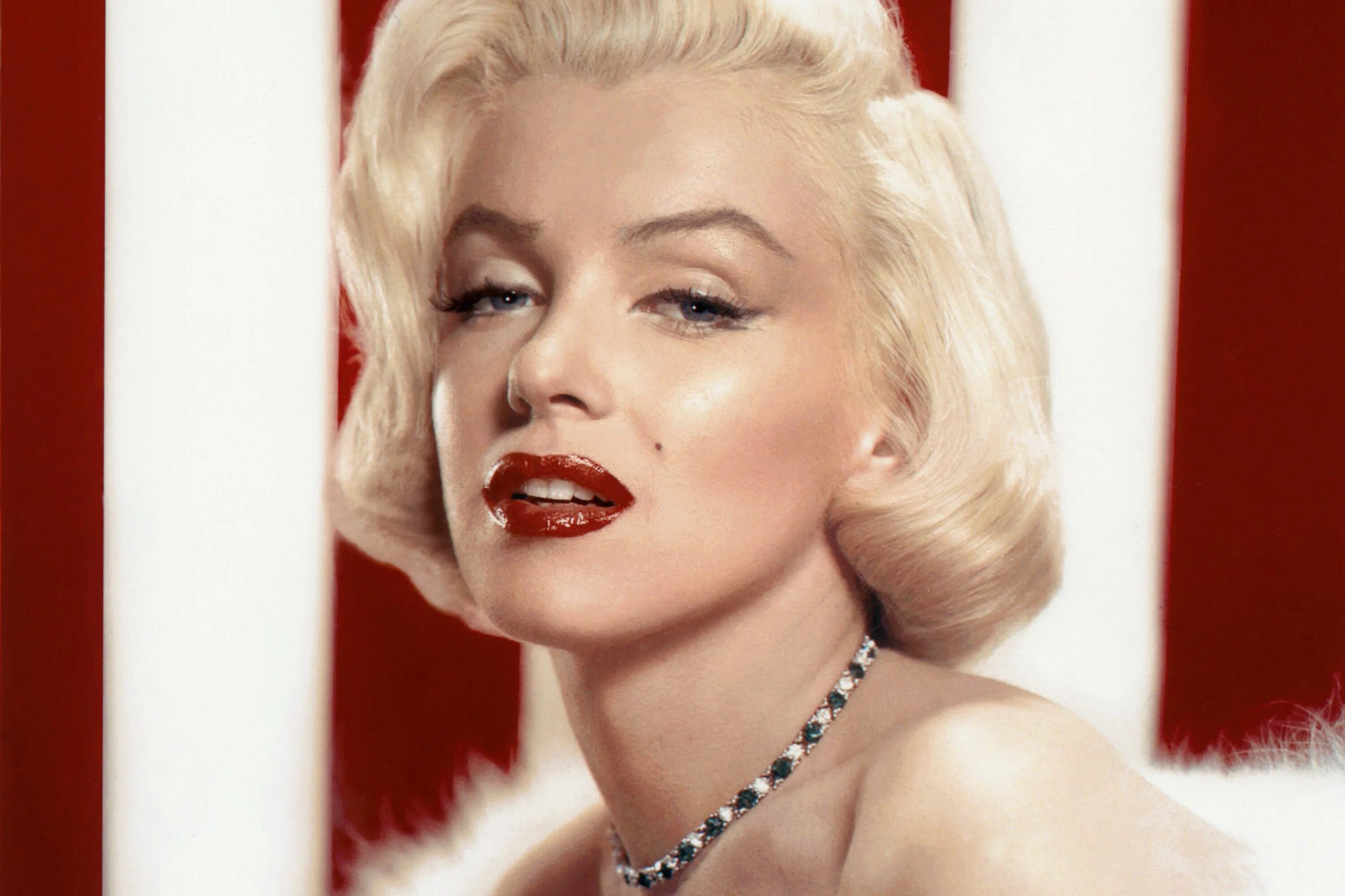 Тайна мэрилин монро фильм 2022. Секреты мэрилин монро. Марлин монро фото. Первые снимки мэрилин монро. Цветная мэрилин монро 1955.