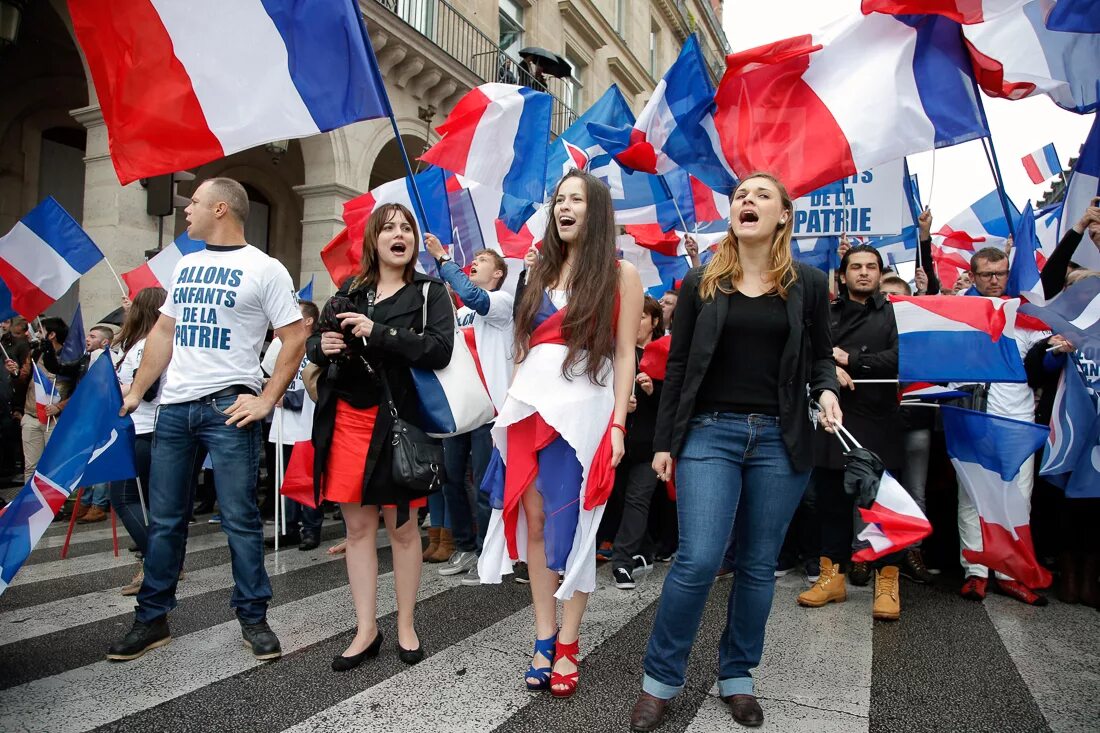 Французы открыли. День труда во Франции. 1 Мая во Франции. Франция люди. Французы люди.