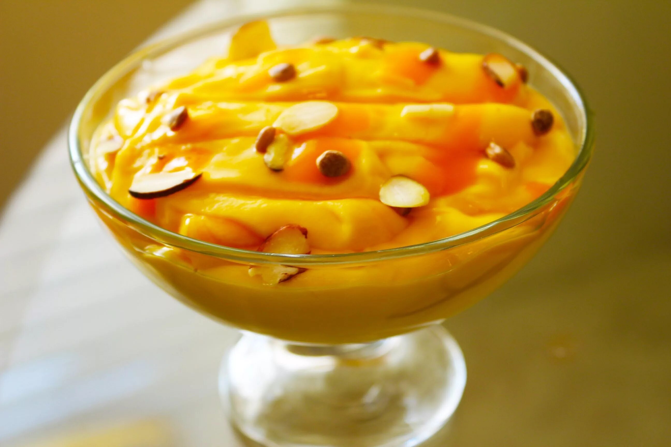Манго на зиму рецепты. Mango shrikhand. кустард десерт. блюда с манго в сметане. кондитерские изделия с манго.