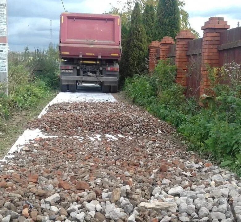 Отсыпка кирпичом. Отсыпка дороги боем бетона. бой кирпича на дорогу. отсыпка дороги строительным мусором. бой кирпича и бетона.