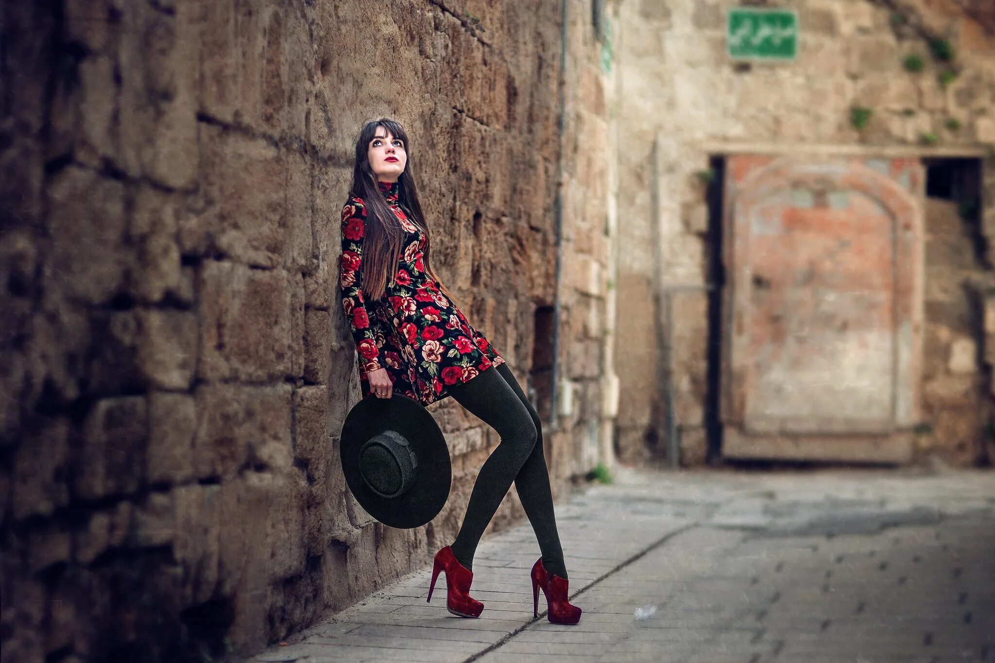 Фотосессия возле стены. Девушка у стены. Фотосессия девушки. Девушка возле стены. Фон для фотосессии.