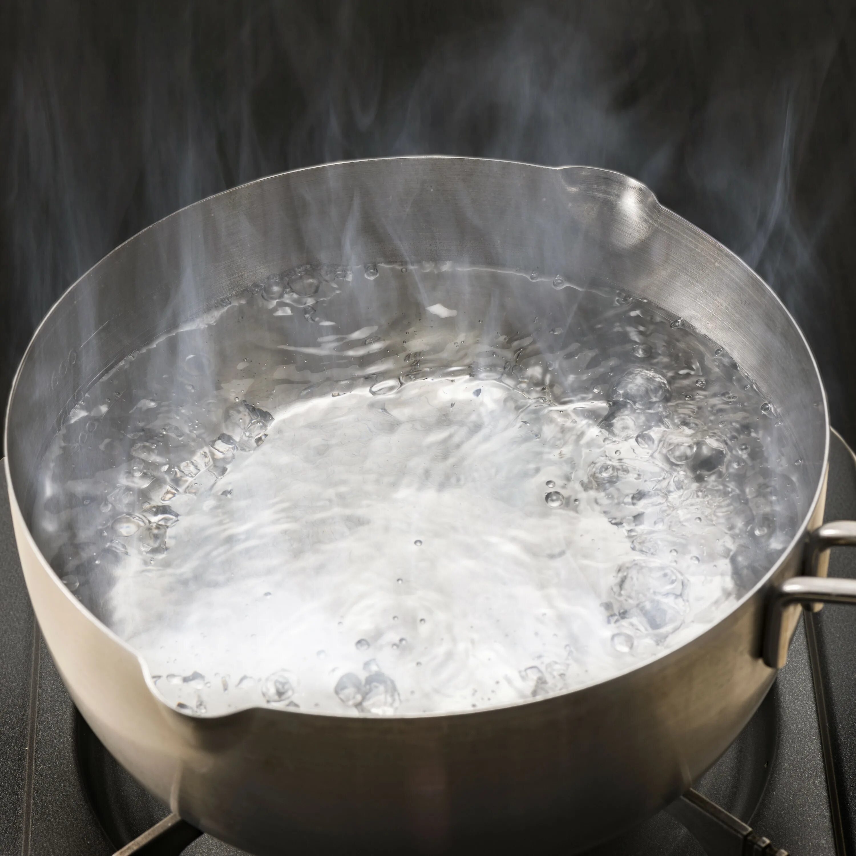 Кипящая вода в кастрюле. Кипящая вода. Кипение воды в кастрюле. Кастрюля с водой. Кипящая кастрюля.