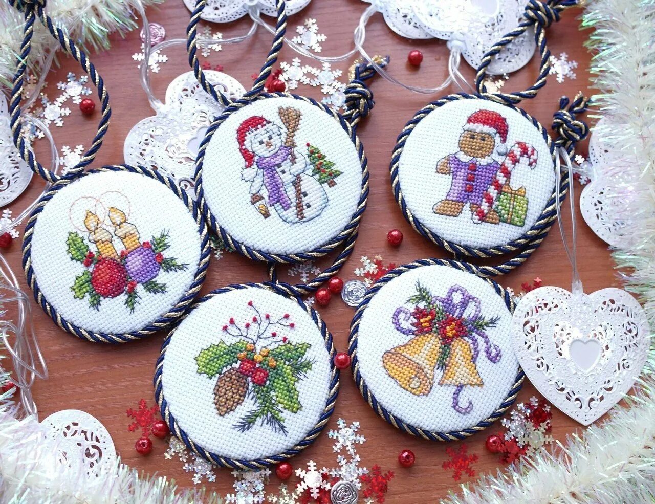 Вышитые новогодние игрушки на елку. Пинкип вышивка елочные игрушки. Вышитые новогодние игрушки. Новогодние пинкипы вышивка крестом. Вышивка новогодних игрушек.