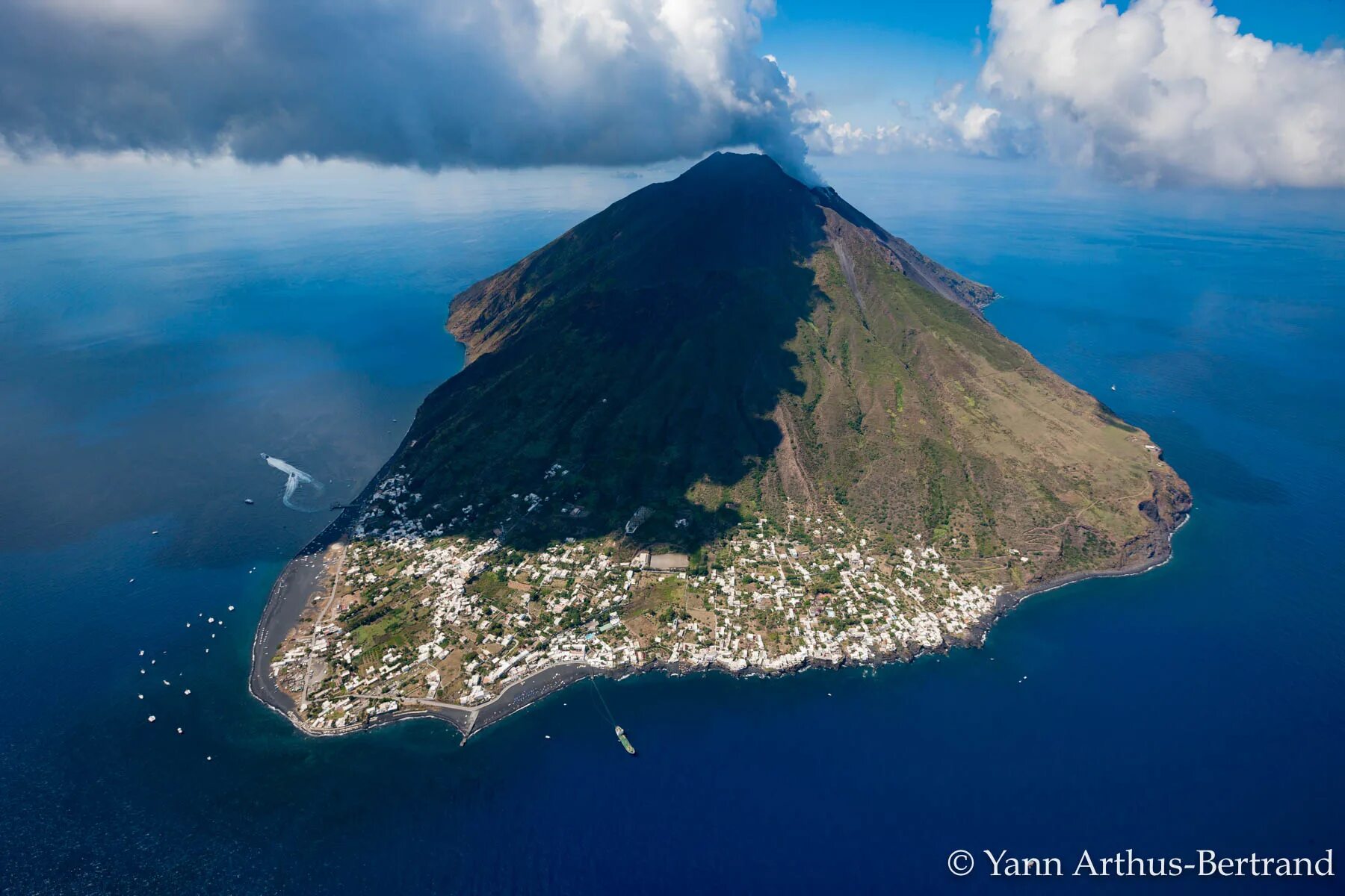 Volcano island. Сицилия остров Стромболи. Остров вулкан Стромболи. Вулкан Стромболи Сицилия. Остров Вулкано Сицилия.