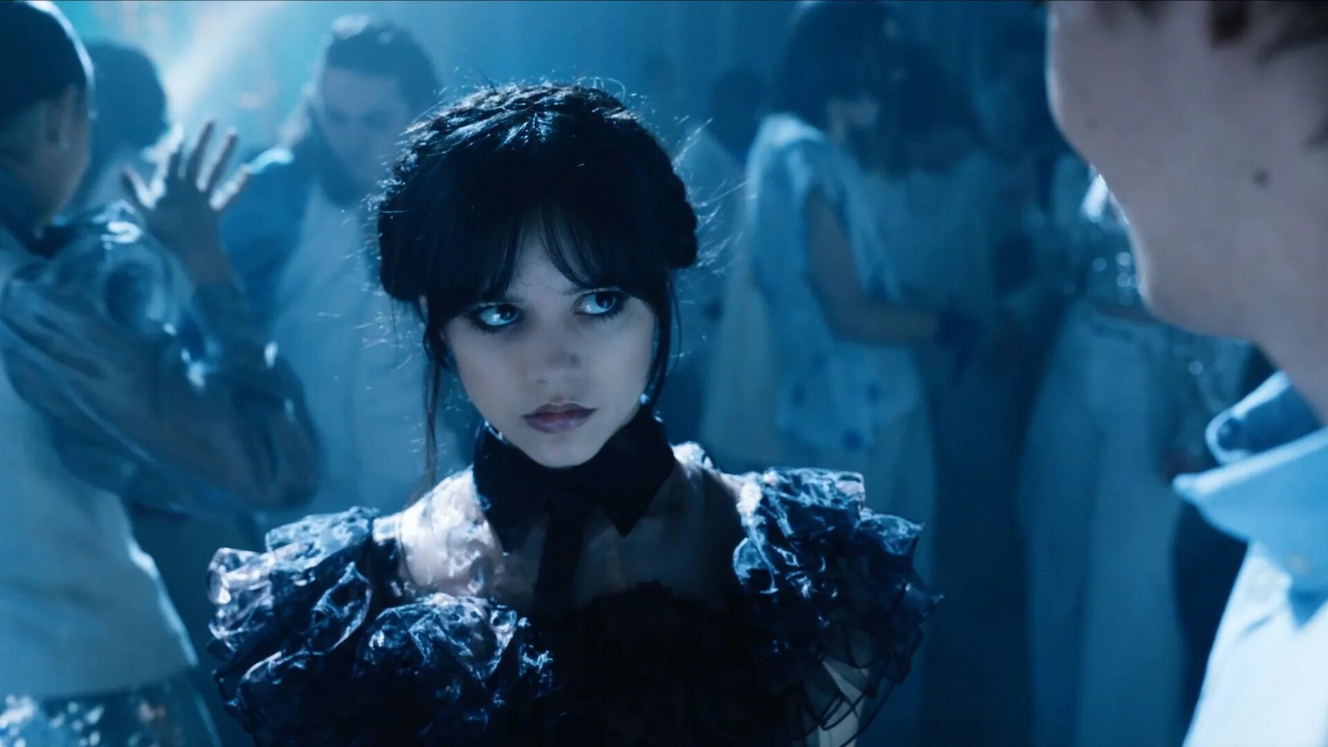 Уэнсдей сериал бал. Дженна ортега 2022. Wednesday addams сериал 2022 имидж. Уэнсдей аддамс актриса. Прическа уэнсдей.