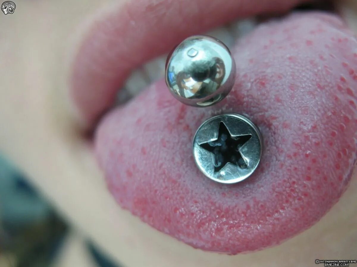 Как должен выглядеть прокол языка Épinglé par Daniëlle D sur Read My Lips Piercing visage, Piercings oreille, Pier