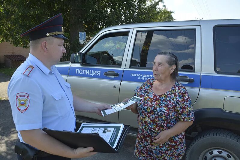 Профилактический обход участковым уполномоченным. Полицейский беседует с гражданами. Полиция и граждане. Общение полиции с гражданами. Беседа участкового с гражданами.