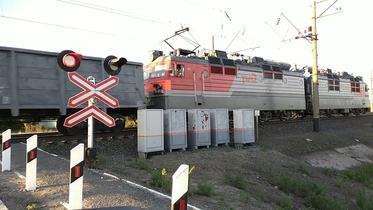 Поезд новосибирск карасук. Вл80с 1349. Переезд Карасук. Ст Карасук Новосибирская область грузовые поезда.