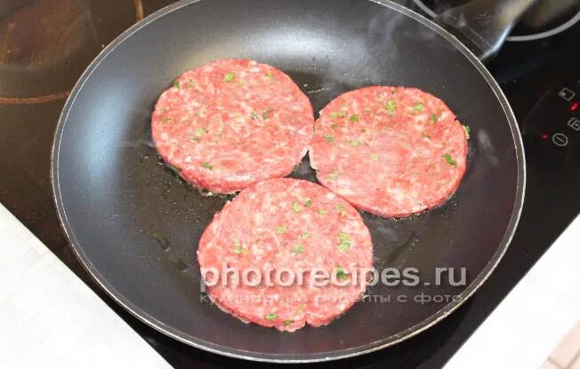 Кольца для формовки котлет. Пресс для фарша для бургеров ручной. Котлеты для бургера из фарша дома. Как формировать котлеты для бургеров. Как приготовить котлеты для гамбургеров.