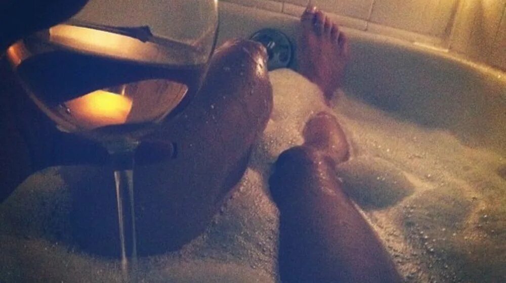Ноги в ванной. Ванна для ног. Ноги в ванне с пеной. Ножки в ванне с пеной. Ванна бокал вина