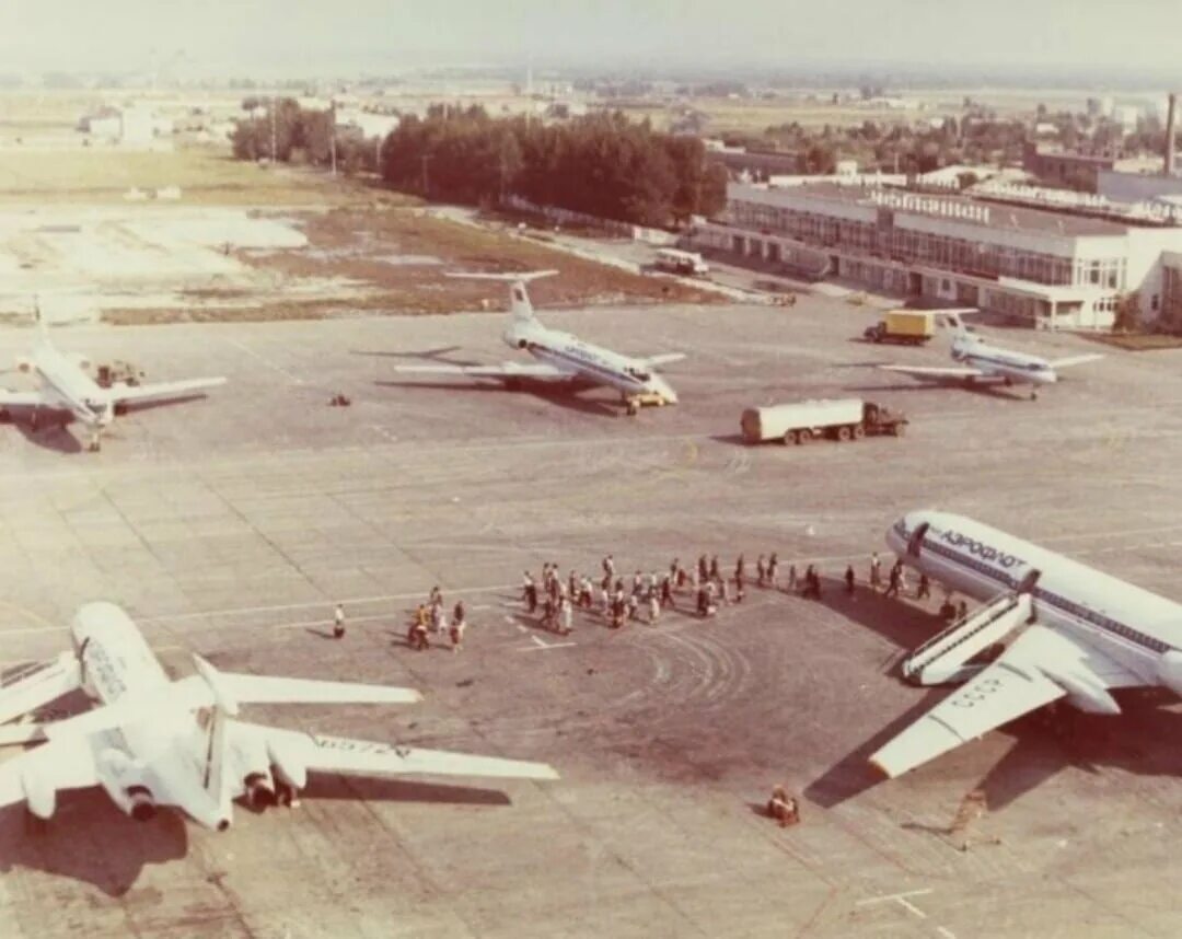 Аэропорт Челябинск СССР. Аэропорт 1980 СССР. Аэропорт Челябинск 1980 год. Аэровокзалы СССР. Ввв г