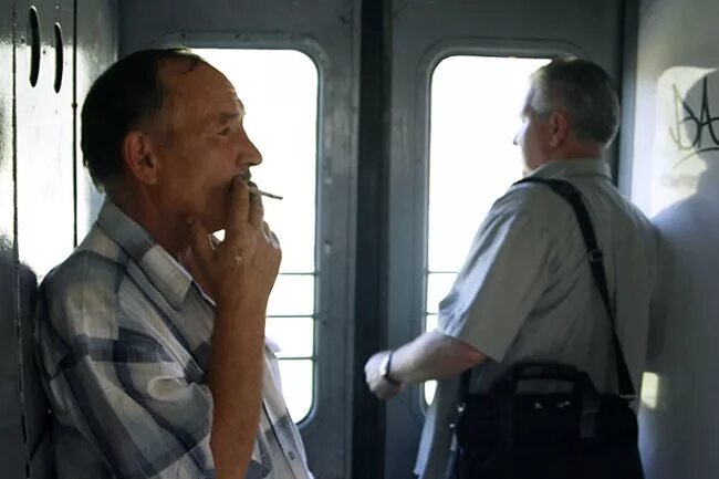 Можно ли курить в поезде дальнего. Курение в поезде. Курит в поезде. Курение в электричке. Курение в тамбуре поезда.