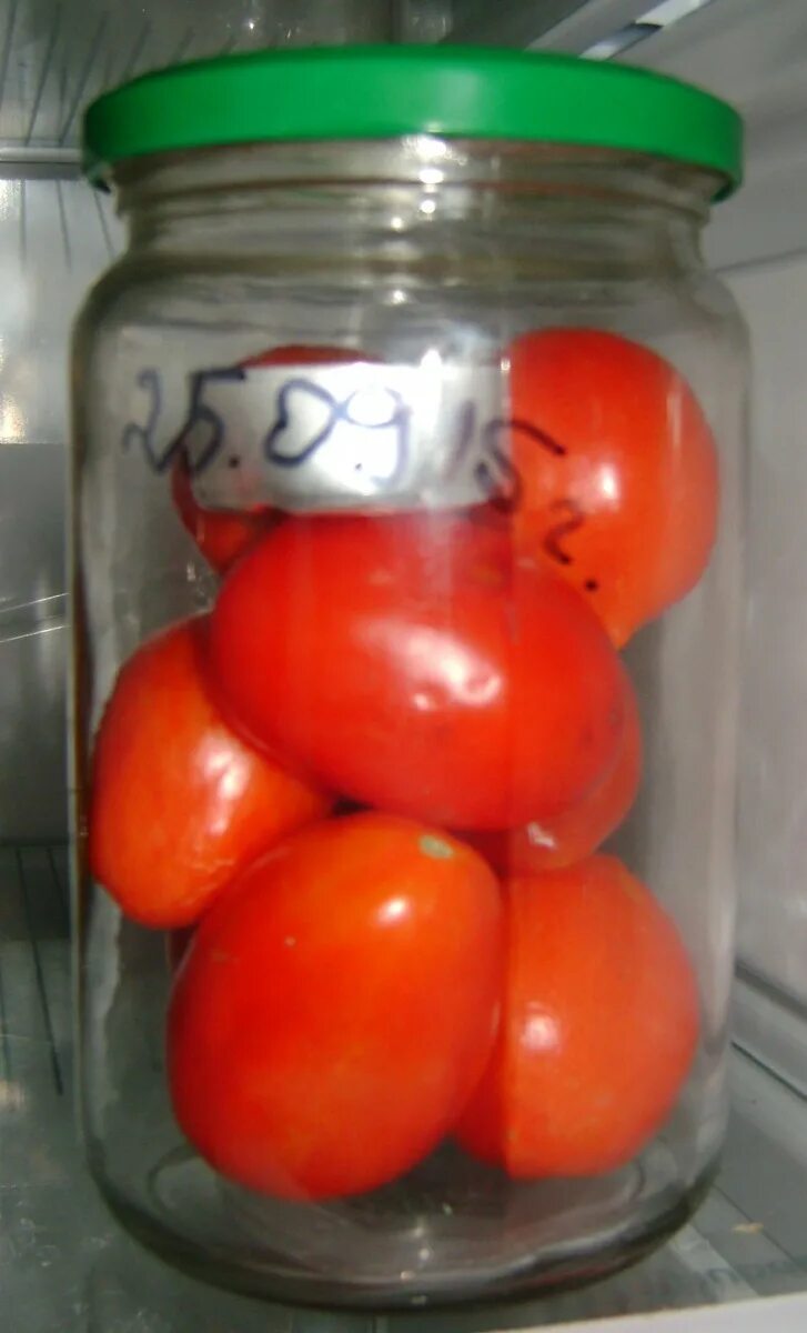 Хранение помидоров в домашних условиях. Томат в банке. Помидоры свежие. Свежие томаты на зиму в банках. Помидоры свежие в банке.