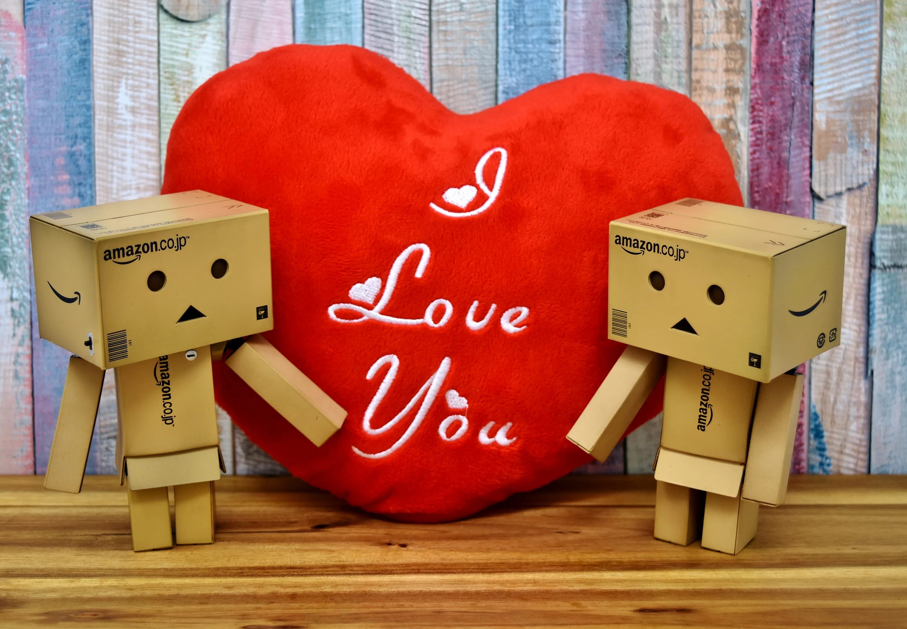 Человек с коробкой арт. Лове. Amazon love. Amazon love. Amazon love.
