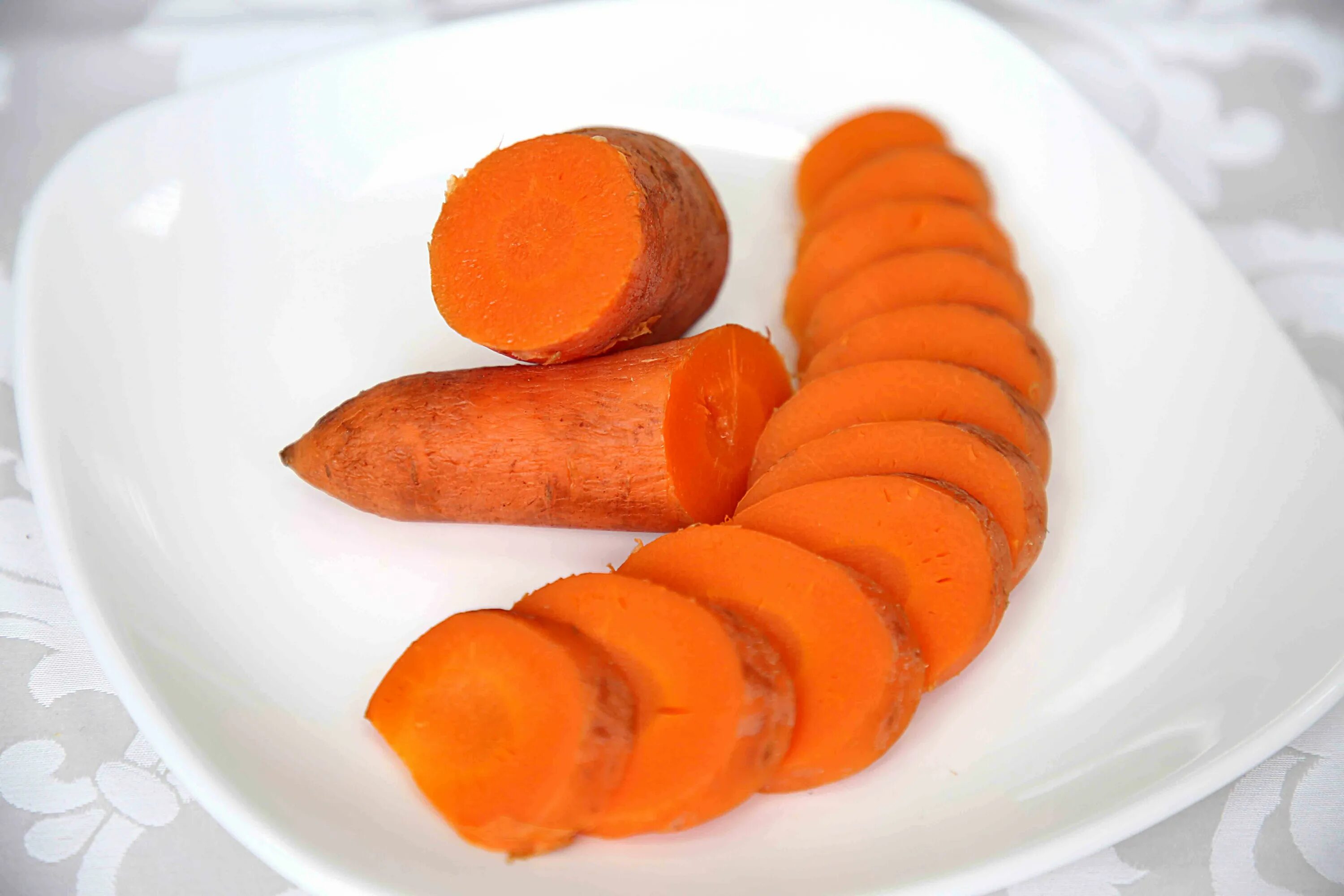 Морковь отварная состав. Морковь вареная. Морковка отварная. Морковь вареная ломтиком. Морковь нарезанная.