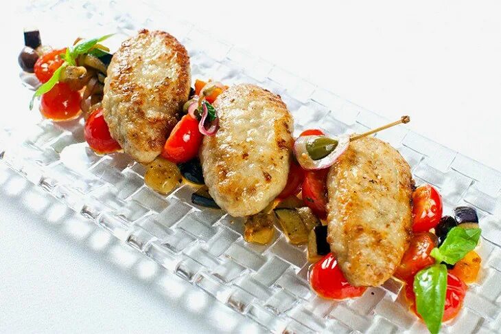 Диетические блюда из куриного филе. Блюда из курицы ресторанная подача. Котлеты. Шницель «дортмундский диетический». Котлеты от шефа.