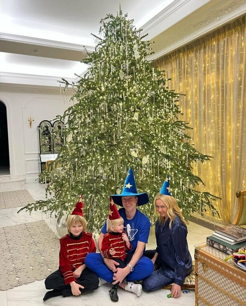 Празднование нового года. Отмечаем новый год 2023. Новый год в ресторане. Новогодний ресторан. Семья за новогодним столом.