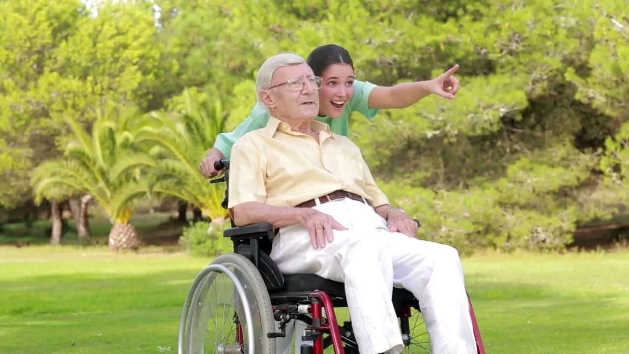 Дедушка в инвалидной коляске с внуком. Дед на коляске. Инвалид на коляске. Пенсионер в инвалидном кресле. Дед на инвалидной коляске.