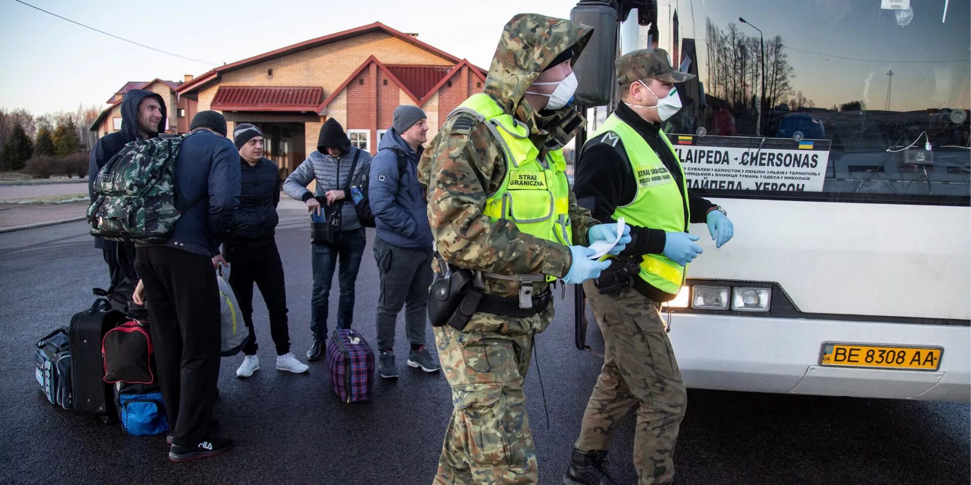 Заробитчане из Украины в Польше. Украинцы на польской границе. Украинцы и русские за границей. Украинские беженцы. Новости украины независимые сми