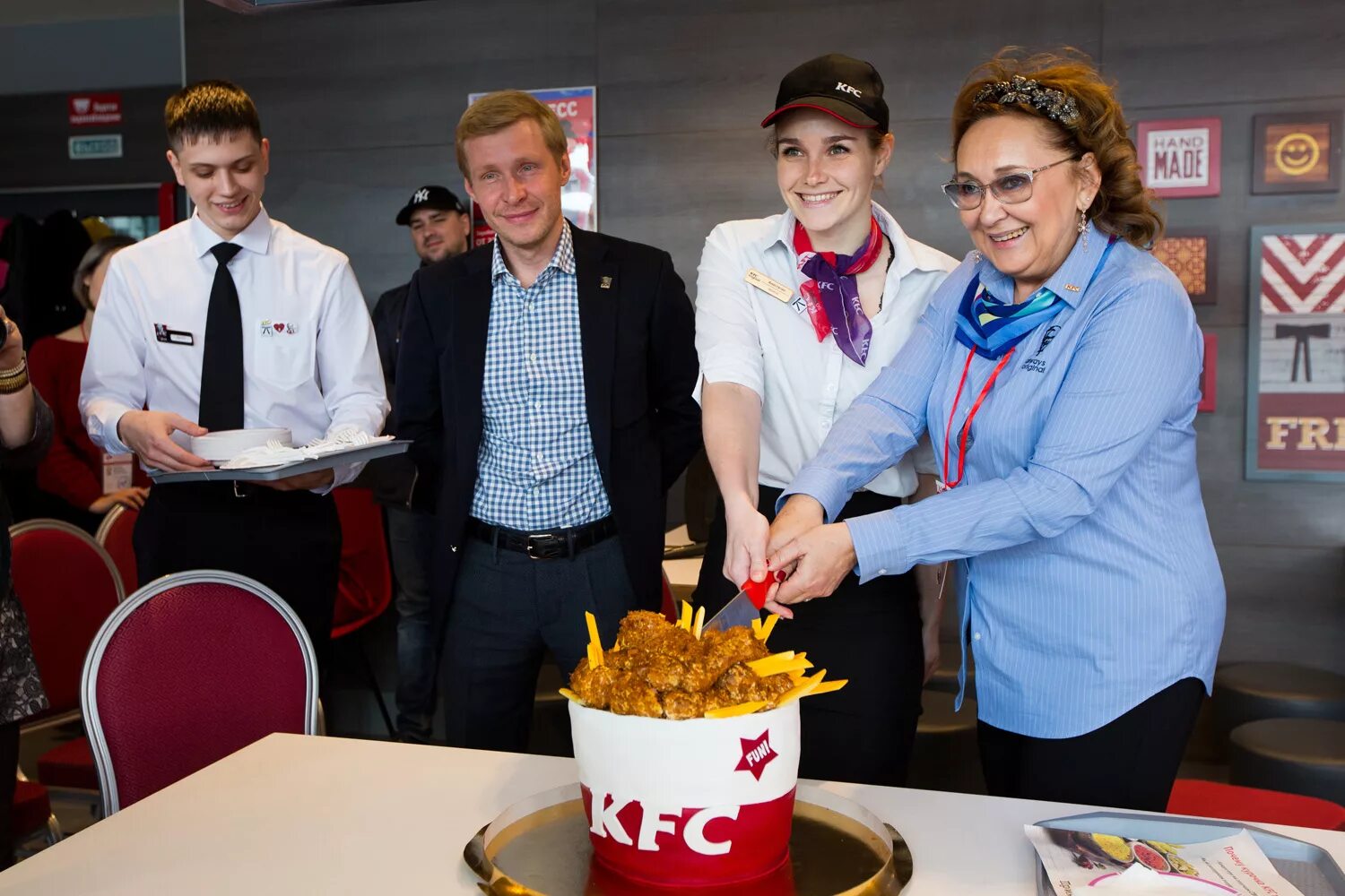 Работник KFC. Фаст фуд менеджер