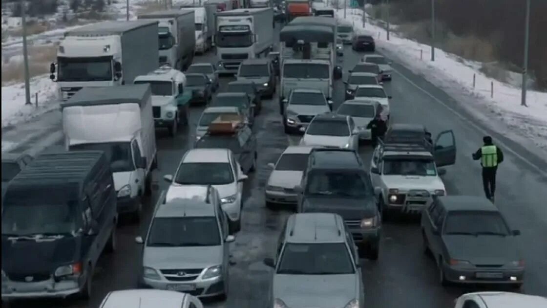 Покажи видео казахстан. Дальнобойщики перекрыли трассу Тараз — Алматы. В пробке сняли рэп Казахстан.