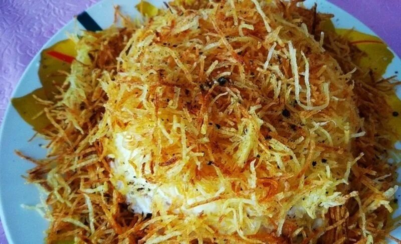 Салат с жареной картошкой сверху. Салат с картофельной соломкой. салат с жареной картошкой соломкой. салат с картофельной соломкой и корейской морковью. салат с тертой жареной картошкой.