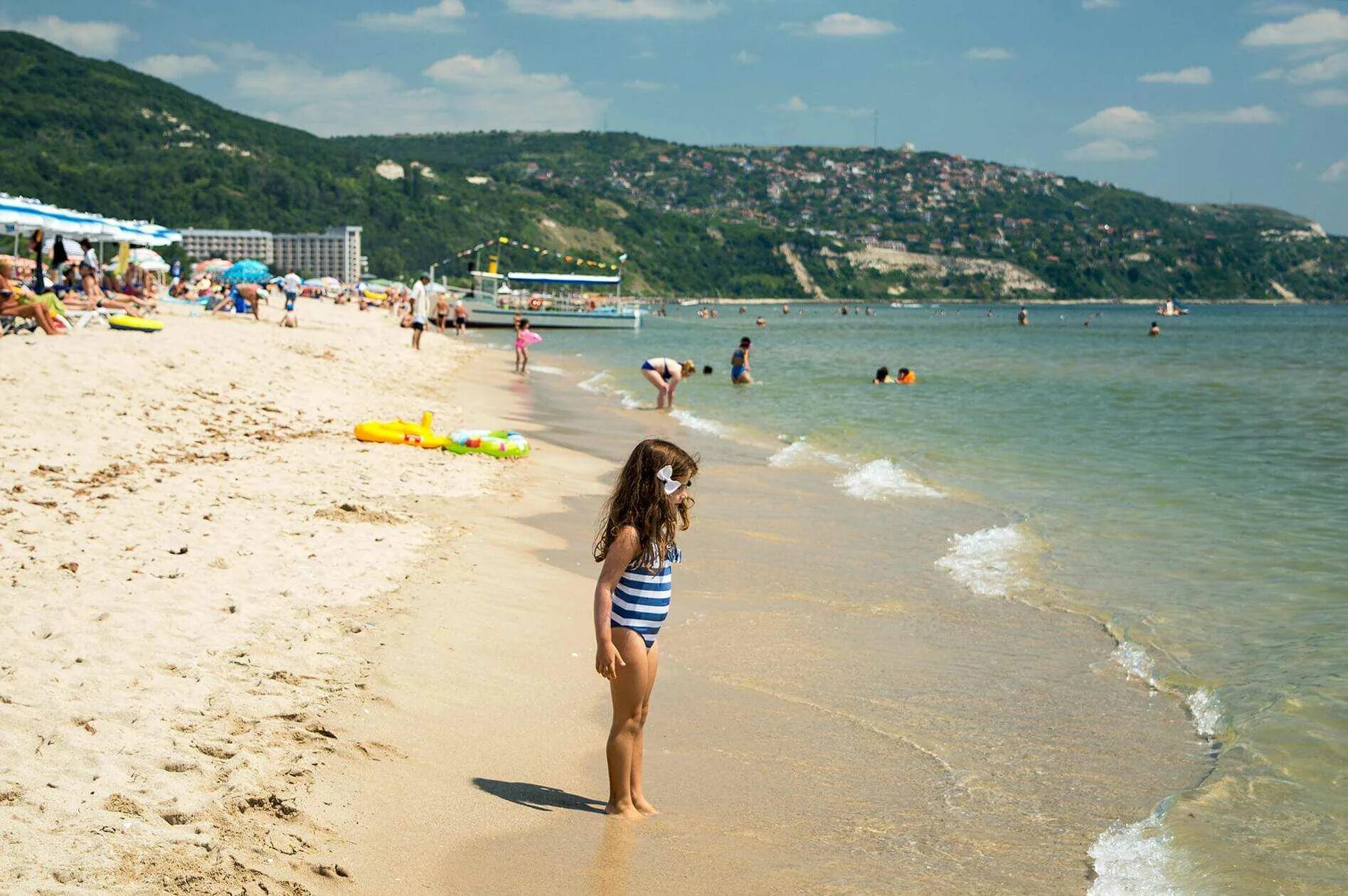 Ехать ли на черное море. Пляжи Болгарии 2021. Альбена черное море пляжи. Абхазия пляж. Отдохнуть в Абхазии.