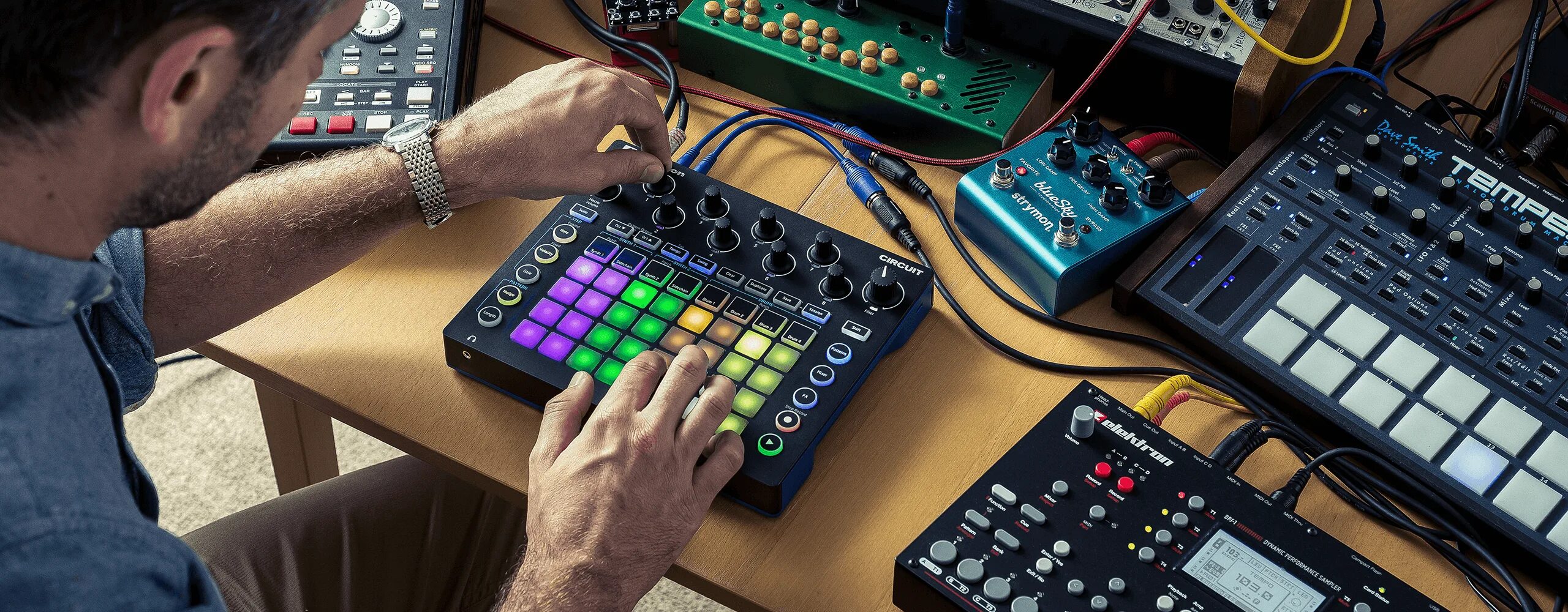 Контроллер novation circuit. Звукозаписывающая студия. Сделать электронную музыку. Ableton live в студии. Цифровые технологии в музыкальном.