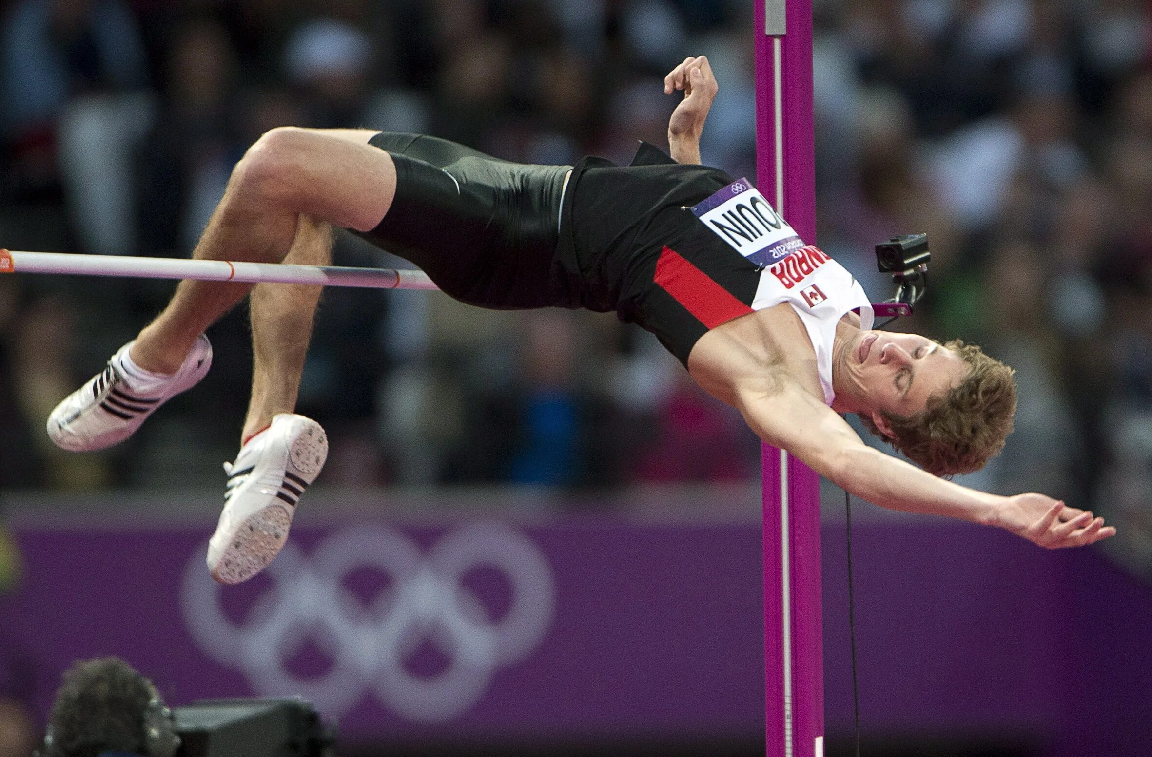 Прыжок в высоту на метр. Олимпийские игры прыжки в высоту. Олимпийские виды прыжков в легкой атлетике.