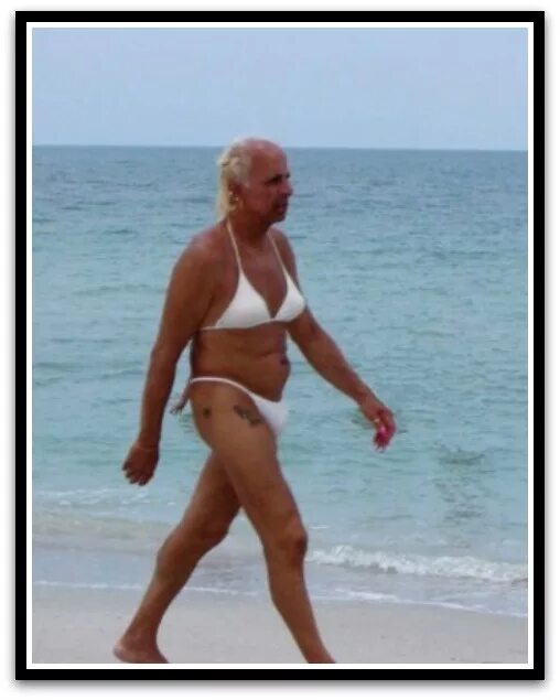 Бабушки худые маленькие. Дед в бикини. Пляж юмор. Старушки на пляже прикол. Учительница на пляже-смешное.