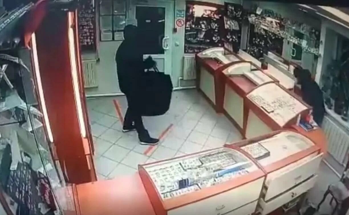 Ограбление магазина 7 leven. Ограбление магазина. Грабят ювелирный магазин. Ограбление ювелирного. Грабитель банка в 1988.