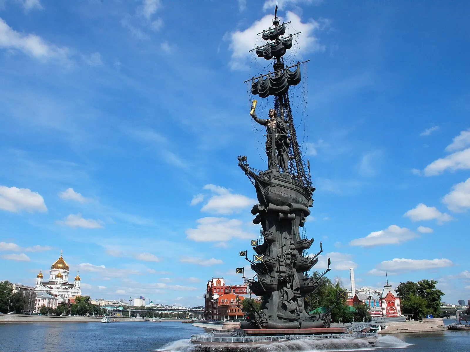 Первые памятники в мире. Памятник Петру 1 в Москве. Памятник Петру первому в Москве. Памятник Петру i Церетели. Скульптура Петра 1 Церетели в Москве.