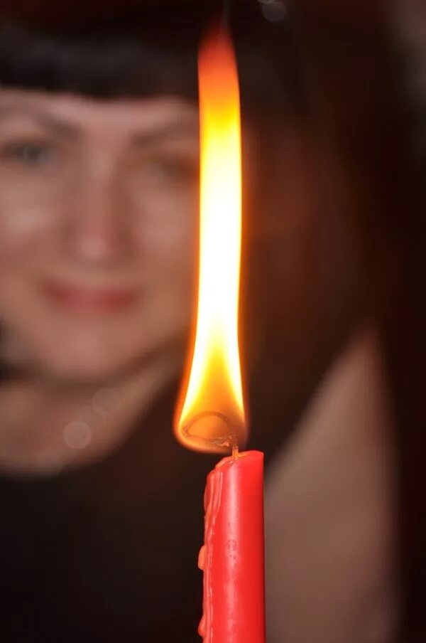 Свеча высокое пламя. В пламени свечи. Свеча с высоким пламенем. Свечи пламя жизни. Очищение огнем свечи.