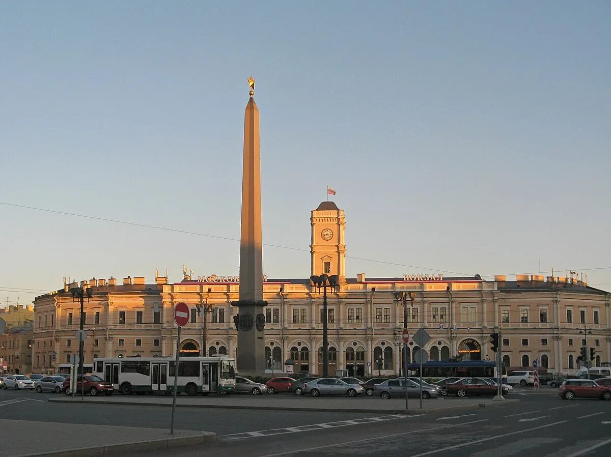 Площадь восстания какой вокзал. Обелиск городу ленинграду площадь восстания. обелиск городу-герою ленинграду на площади восстания. город герой ленинград площадь восстания.