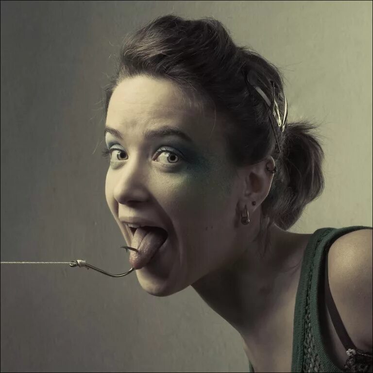 Старушки сплетницы. Вздорная болтовня деревенского сплетника 6 букв. Сплетницы живопись. Пустые разговоры болтовня. Интеллектуальный юмор в картинках.