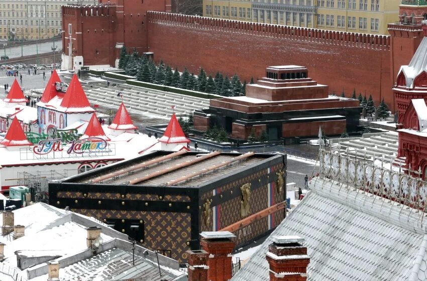 Что под красной площадью. Louis vuitton на красной площади. луи виттон мавзолей. луи виттон на красной площади. сундук луи виттон на красной площади.