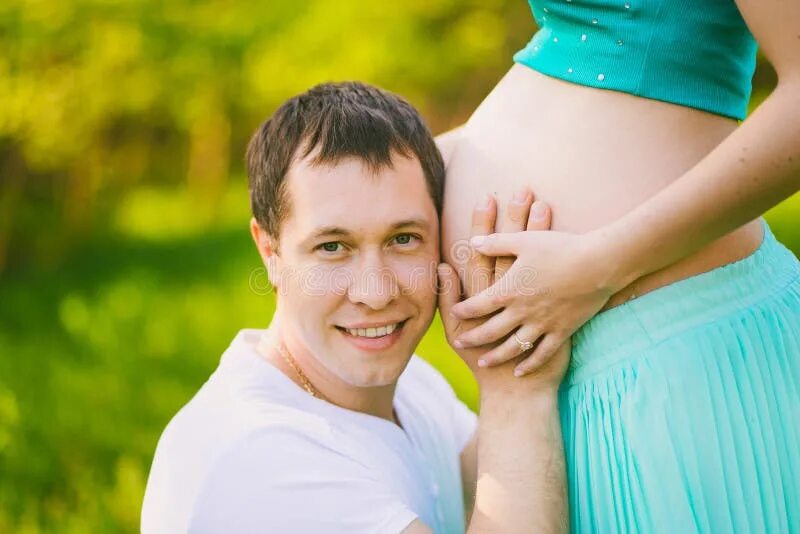 Беременную маму папу. Фотосессия беременности с мужем. Фотосессия беременности с мужем на природе. Семейные фотосессии беременных с детьми. Фотосессия беременных с мужем на природе.