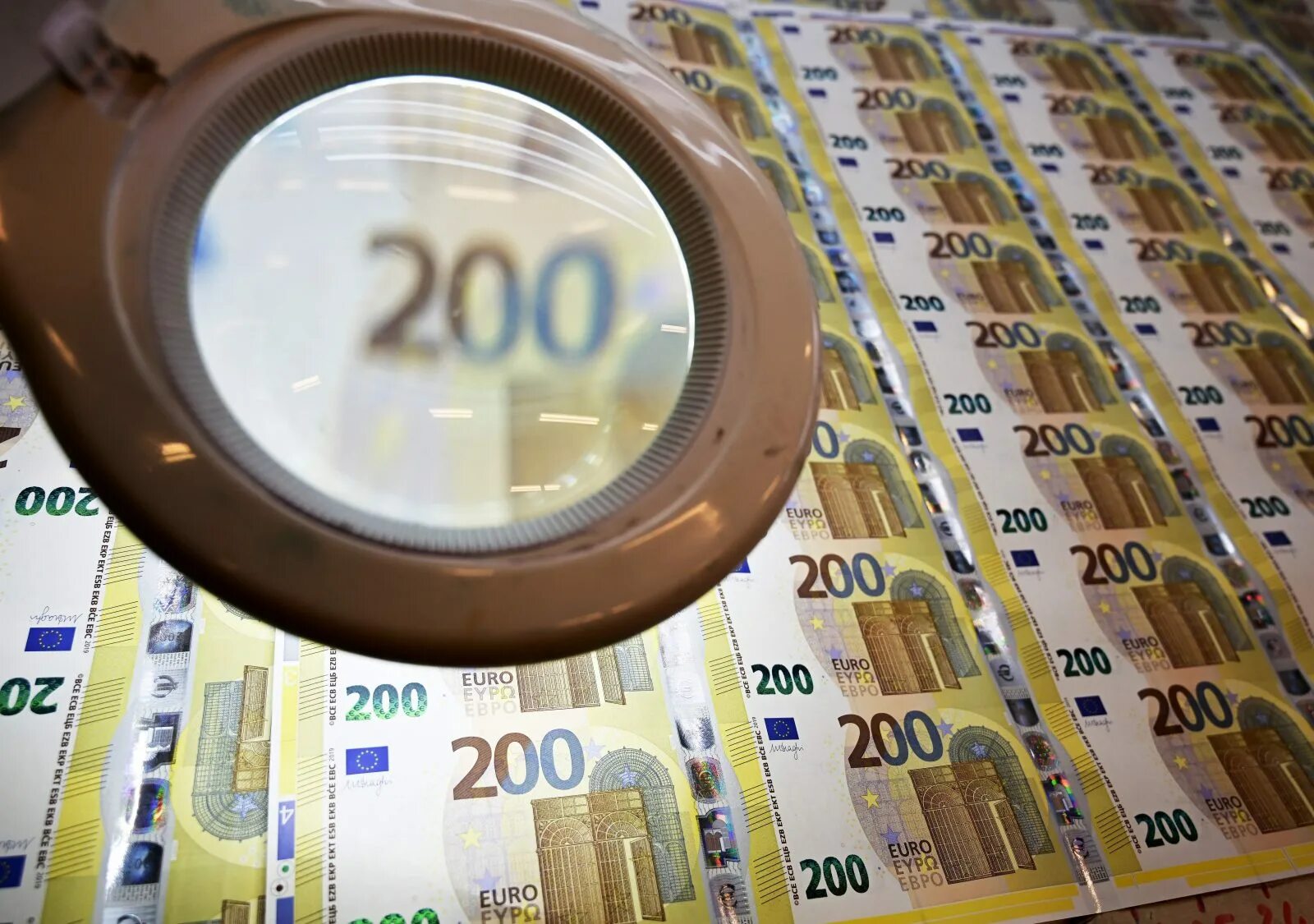 200 евро в рублях 2025 на сегодня. 200 евро. 200 евро фото. 1200 евро. 1200 евро в рублях.