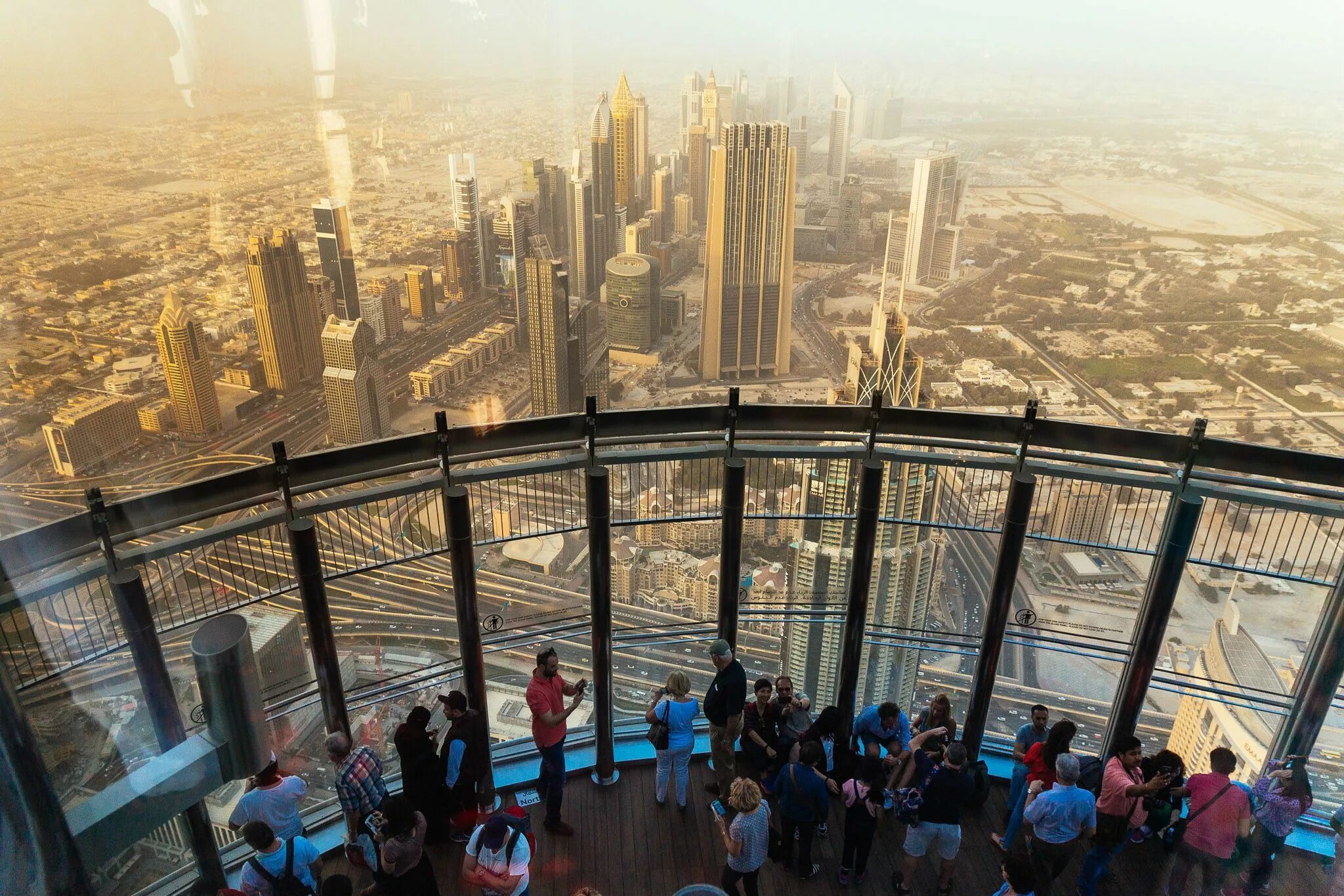 Бурдж халифа экскурсия цена. Бурдж-Халифа Дубай. Вид с Бурдж Халифа. Смотровая площадка Бурдж Халифа. Дубай Бурдж Халифа последний этаж.