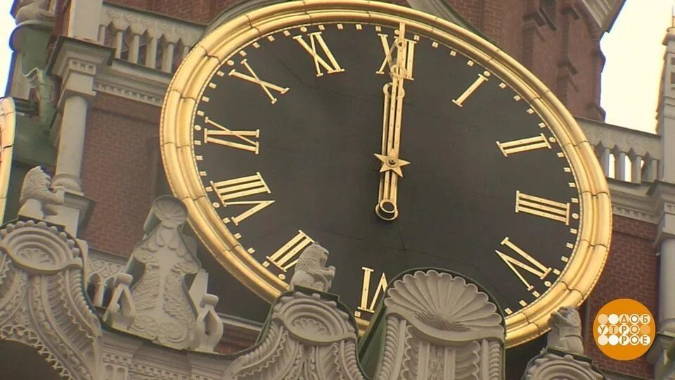 Часы бьющие 12 часов. Кремлевские куранты часы на спасской башне бой. куранты 2025 в москве. часы спасская башня московского кремля. куранты на спасской башне московского кремля полночь.